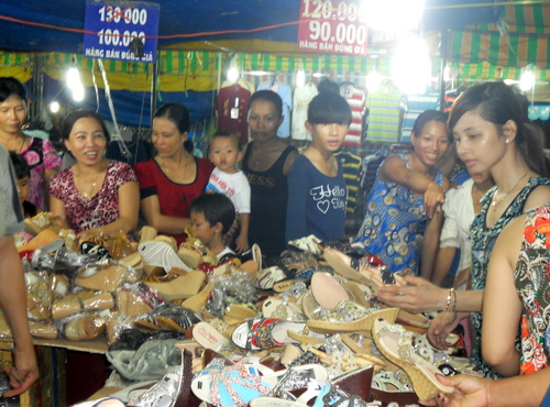 Đông đảo người dân tham quan và mua sắm tại phiên chợ